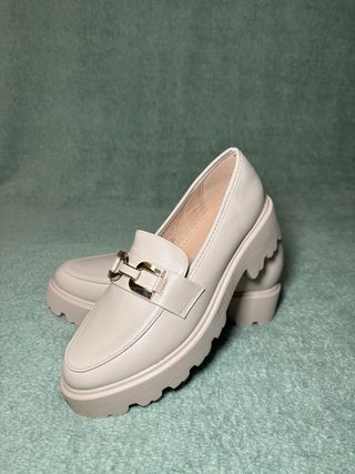 Zapatos bajos beige con hebilla dorada