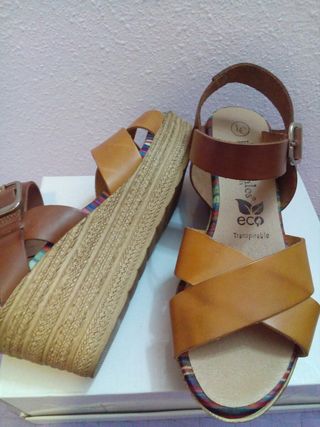 Sandalias cuña de piel