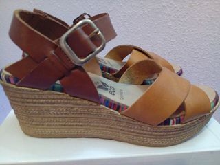 Sandalias cuña de piel