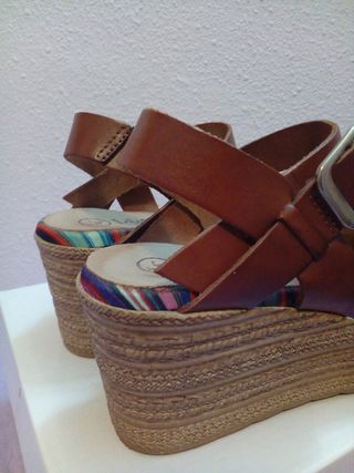 Sandalias cuña de piel
