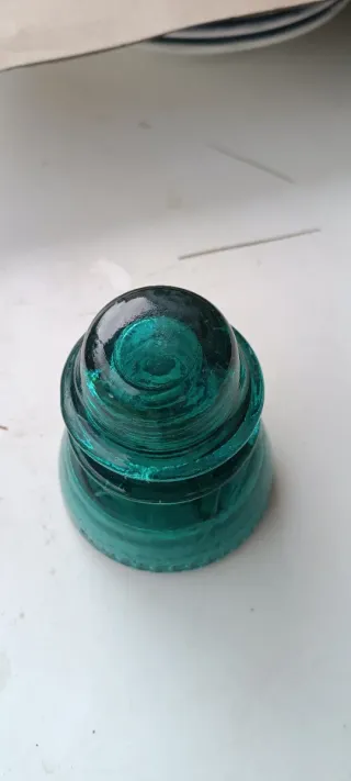 Aislante de cristal verde