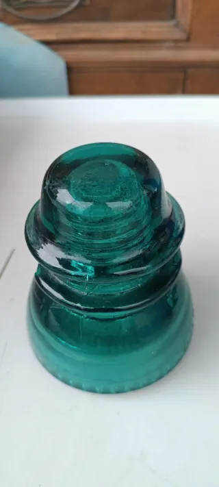 Aislante de cristal verde