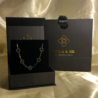 Pulsera Kael's & Co. tréboles negros y dorados