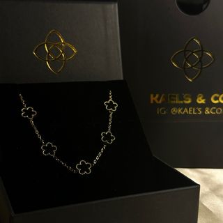 Pulsera Kael's & Co. tréboles negros y dorados