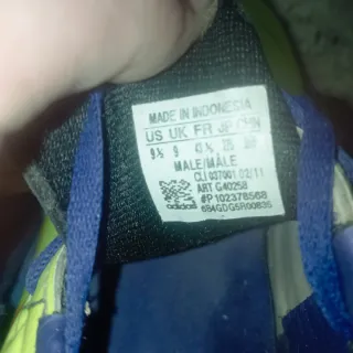 Botas de fútbol amarillas y azules