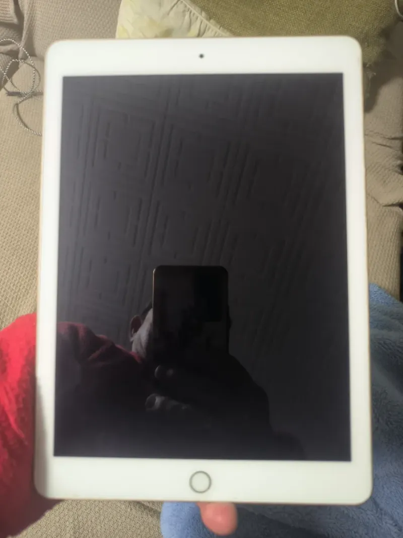 iPad 5a Gen 9.7 A1822 Dorado 32GB mal no enciende