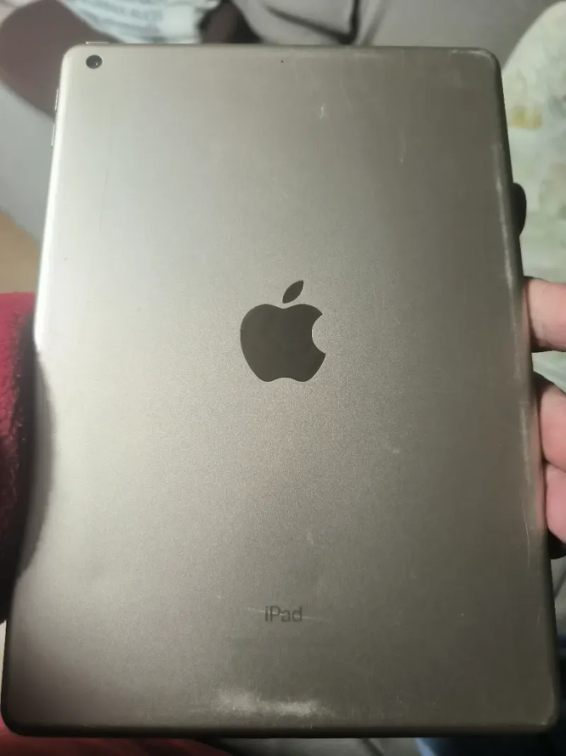 iPad 5a Gen 9.7 A1822 Dorado 32GB mal no enciende afbeelding 3