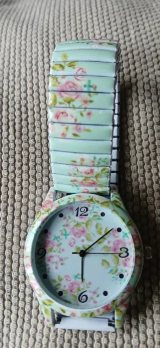 Reloj de chica con flores