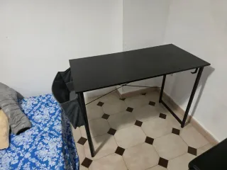 Mesa de estudio negra con organizador