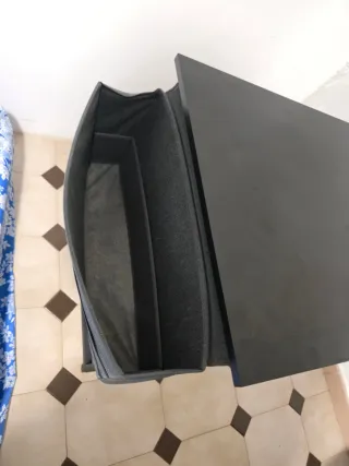 Mesa de estudio negra con organizador