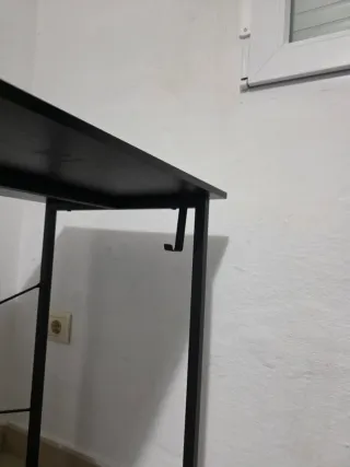 Mesa de estudio negra con organizador