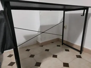 Mesa de estudio negra con organizador