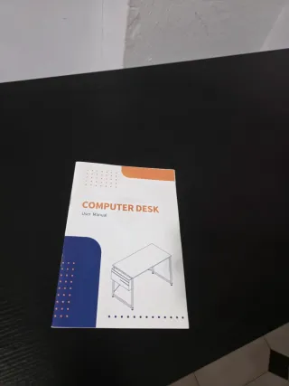 Mesa de estudio negra con organizador