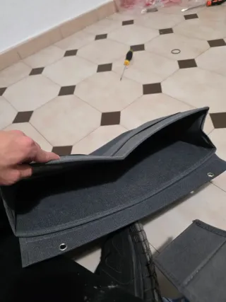 Mesa de estudio negra con organizador