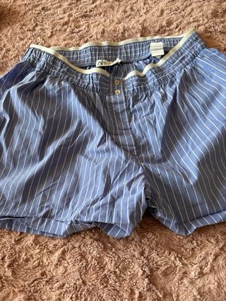 Pantalón corto a rayas azul y blanco