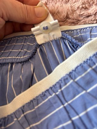 Pantalón corto a rayas azul y blanco