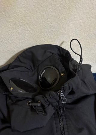 Chaqueta CP Company con gafas