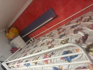 Litera metálica blanca y muy buena,y como nueva