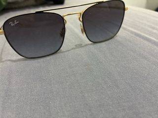 Gafas de sol Ray-Ban doradas y negras