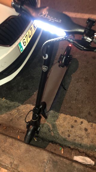 Patinete Eléctrico color negro con led azules