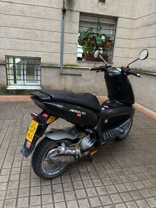 Aprilia Area 51 49cc Scooter Negra