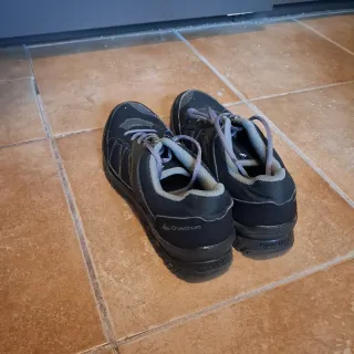 Zapatillas deportivas negras y grises