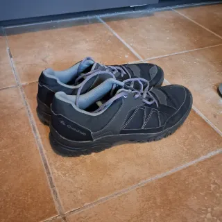 Zapatillas deportivas negras y grises