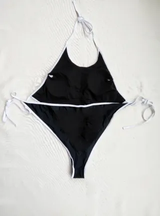 Bañador negro y blanco con etiqueta