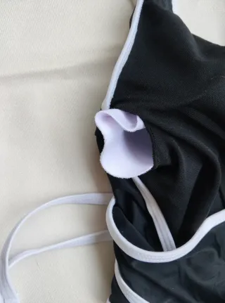 Bañador negro y blanco con etiqueta