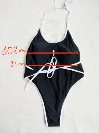 Bañador negro y blanco con etiqueta