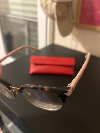 Gafas de ver Guess doradas y rosas