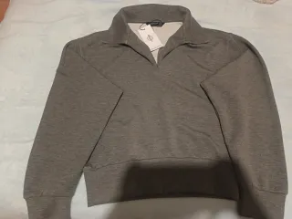 Sudadera Stradivarius gris cuello polo