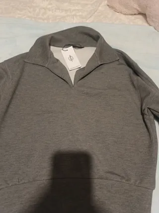 Sudadera Stradivarius gris cuello polo