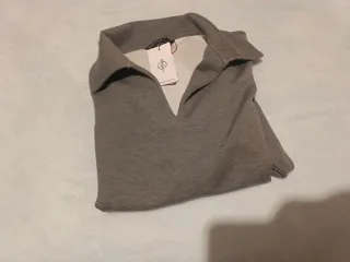 Sudadera Stradivarius gris cuello polo