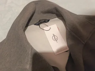 Sudadera Stradivarius gris cuello polo