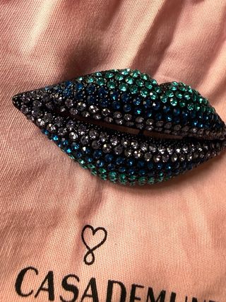 Broche Lola Casademunt Labios Brillantes