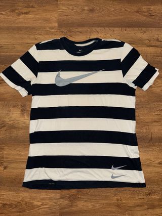 Camiseta Nike Rayas Negras y Blancas