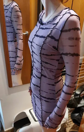 Vestido morado con estampado de rayas