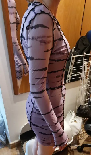 Vestido morado con estampado de rayas