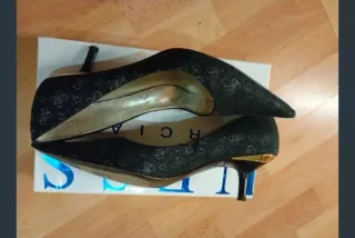 Zapatos de tacón Guess negros