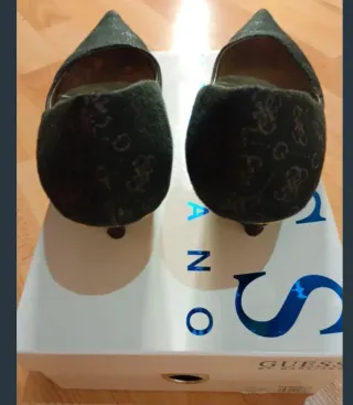 Zapatos de tacón Guess negros