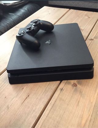 PS4 (PlayStation 4) Negra + Mando SIN ABRIR