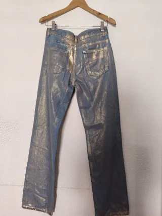 Pantalones vaqueros dorados y azules