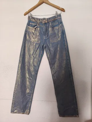Pantalones vaqueros dorados y azules