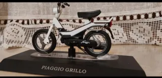 Modellino Piaggio Grillo 1:18