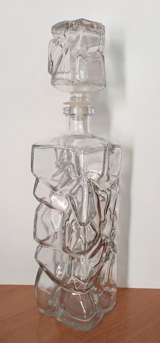 Botella de cristal labrada
