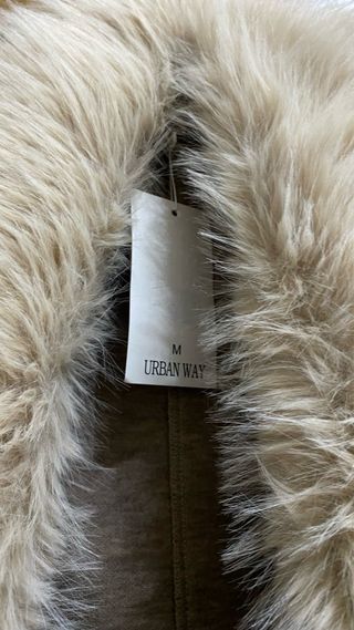 Abrigo beige con cuello de pelo