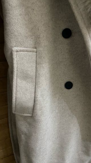 Abrigo beige con cuello de pelo