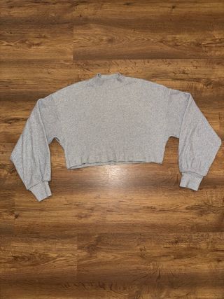 Sudadera gris crop top cuello alto