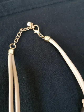 Collana beige con dettagli oro